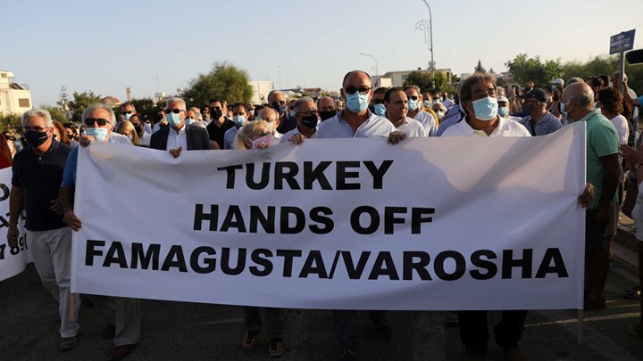 Διαμαρτυρία Ελληνοκυπρίων στο οδόφραγμα της Δερύνειας: “Τούρκοι, φύγετε από την Αμμόχωστο”