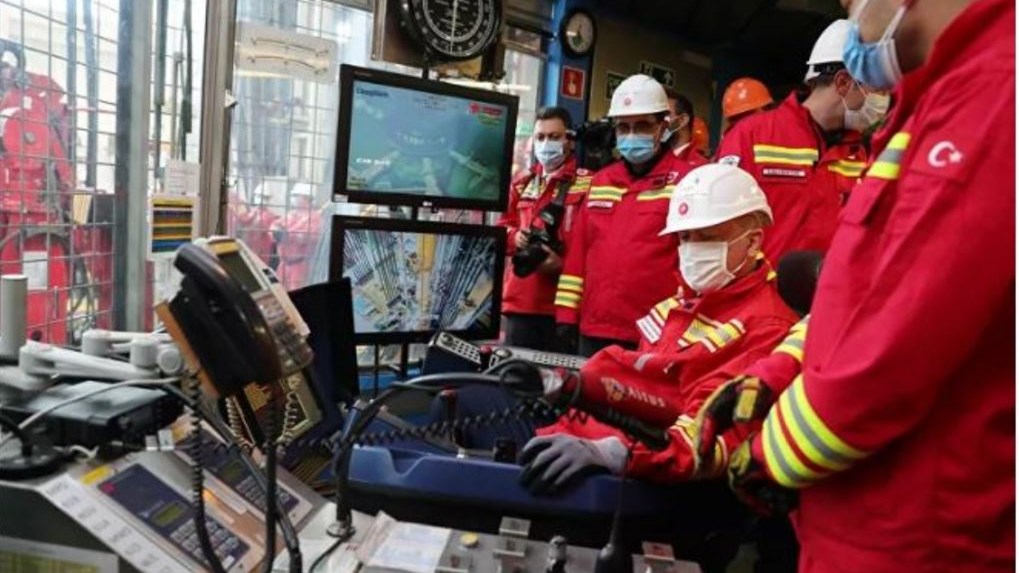 Το σόου του Ερντογάν στο Fatih: Επιτήρησε το γεωτρύπανο, συνομίλησε με το πλήρωμα – ΦΩΤΟ