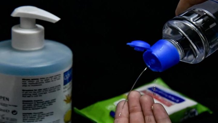 Κορονοϊός-Έρευνα: Επιβιώνει πάνω στο δέρμα για 9 ώρες