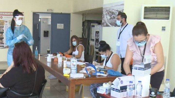 Κορονοϊός-Κόρινθος: Ουρές για rapid test έξω από το Δημοτικό Θέατρο – Τρία θετικά κρούσματα