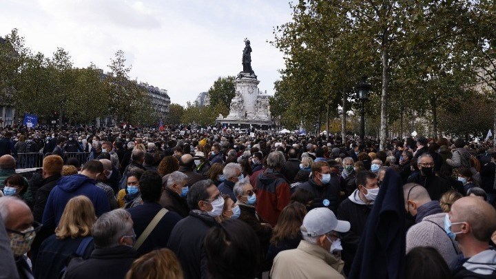 Γαλλία: Χιλιάδες πολίτες αποτίουν φόρο τιμής στον Σαμιέλ Πατί – ΦΩΤΟ