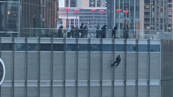 Σικάγο: Απειλεί να πέσει από τον «Πύργο Τραμπ» αν δεν μιλήσει με τον Προέδρο των ΗΠΑ – ΒΙΝΤΕΟ