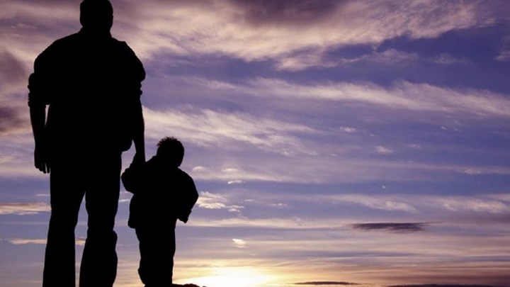 Άδεια πατρότητας: Αυξάνεται στις 14 ημέρες – Όλες οι λεπτομέρειες