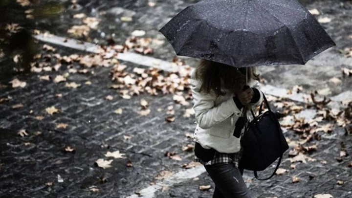 Καιρός: Χαμηλό βαρομετρικό φέρνει βροχές και πτώση θερμοκρασίας – Ποιες περιοχές θα επηρεάσει