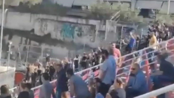 Κορονοϊός: Οπαδοί με καπνογόνα σε ελληνικό γήπεδο εν μέσω έξαρσης του ιού