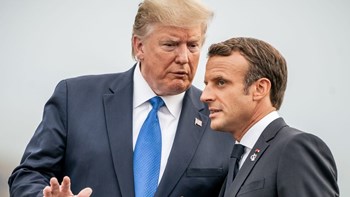 Μπόλτον: Ο Τραμπ δεν έχει “σε μεγάλη εκτίμηση” τον Μακρόν