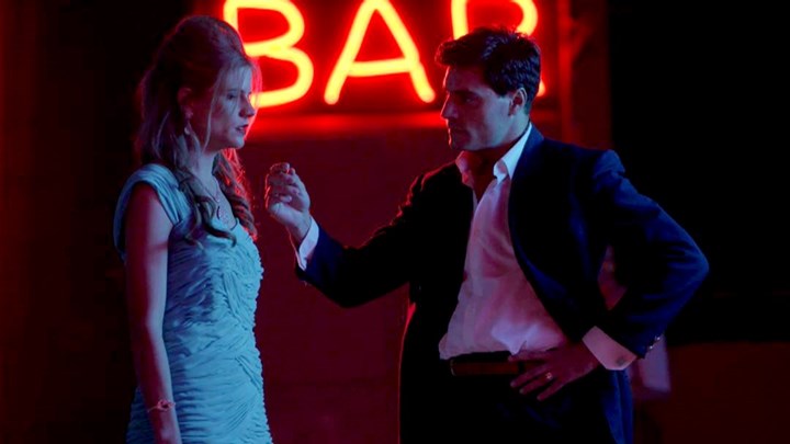 Άγριες Μέλισσες: Η Δρόσω γνωρίζει στο καμπαρέ γόνο ισχυρής οικογένειας – Τι θα δούμε απόψε