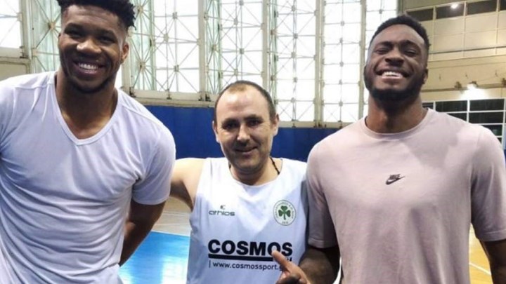 Οι Αντετοκούνμπο στην προπόνηση της ομάδας μπάσκετ του Παναθηναϊκού με αμαξίδιο – ΦΩΤΟ