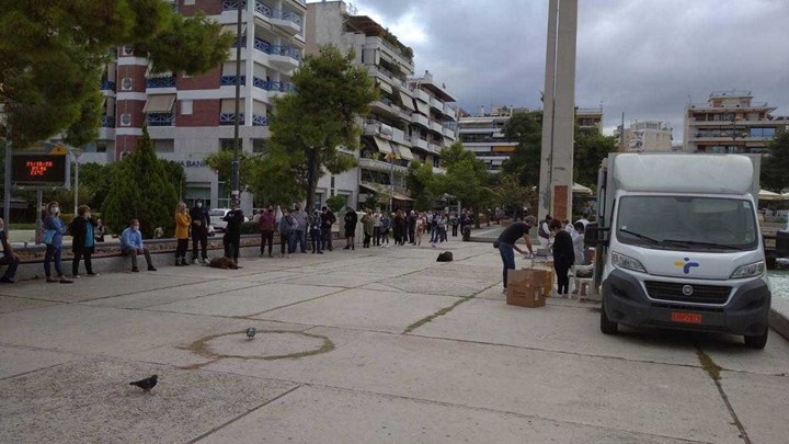 Κορονοϊός: Ουρές στη Νέα Σμύρνη για τα rapid test – Πόσα κρούσματα εντοπίστηκαν