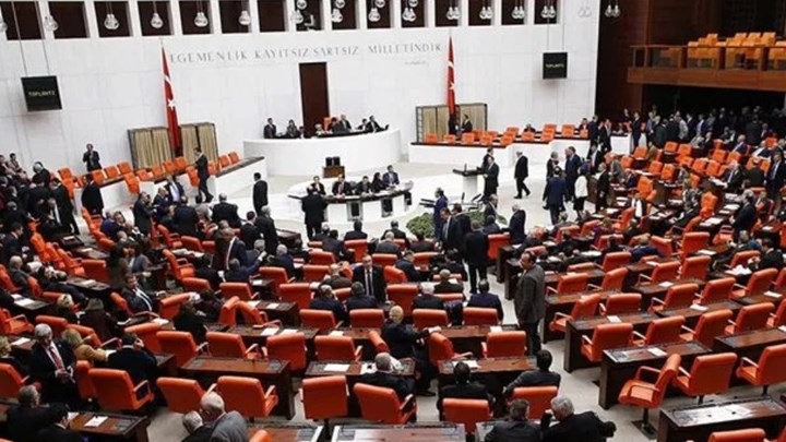 Στήριξη Ερντογάν από την τουρκική Εθνοσυνέλευση για το Ορούτς Ρέις  – Τι ζητεί βουλευτής της αντιπολίτευσης