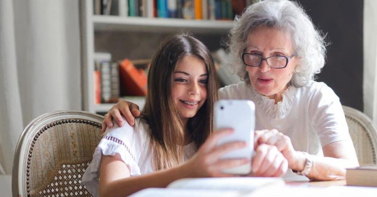 Γιαγιάδες και παππούδες πήραν το «βάπτισμα» του διαδικτύου με δασκάλους τα εγγόνια τους