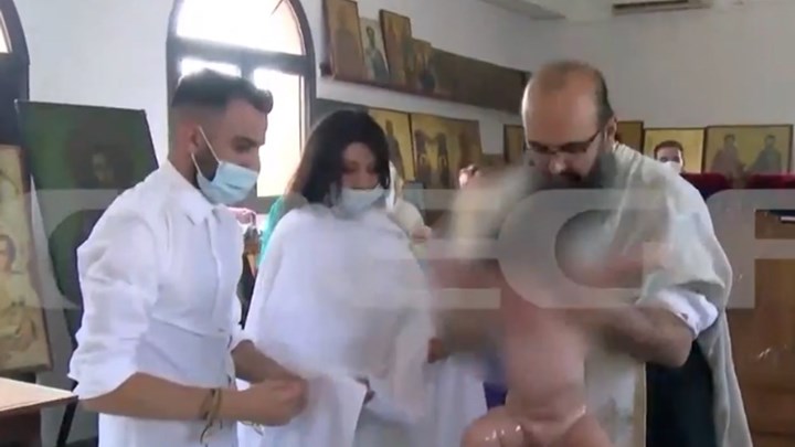 Νέες εικόνες που σοκάρουν από τη βάφτιση στην Κύπρο – Τι απαντά ο ιερέας – ΒΙΝΤΕΟ