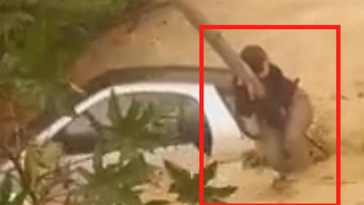 Συγκλονιστικές εικόνες στην Κρήτη: Νεαρή οδηγός σκαρφαλώνει σε στύλο της ΔΕΗ για να σωθεί από χείμαρρο