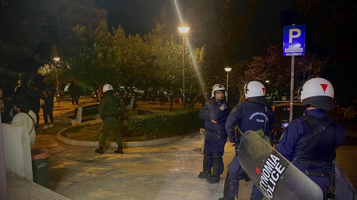 Κορονοϊός – Θεσσαλονίκη: Αστυνομικοί απομάκρυναν κόσμο από πλατεία – ΒΙΝΤΕΟ