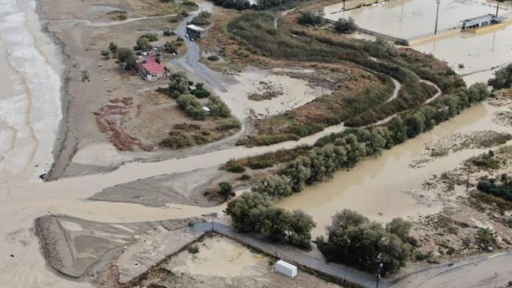 Κακοκαιρία – Κρήτη: Βούλιαξε ο Καρτερός – Θάφτηκε στη λάσπη το εμβληματικό ξωκλήσι – ΦΩΤΟ