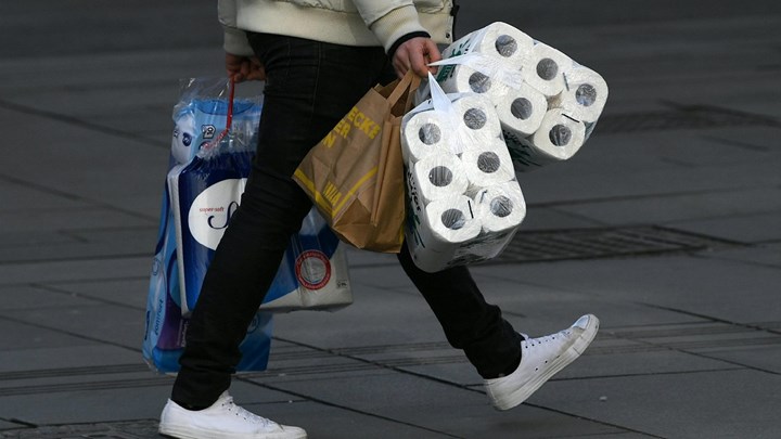 Κορονοϊός: Ξεπουλάει και πάλι το χαρτί υγείας – Τι άλλο αγοράζουν οι Γερμανοί