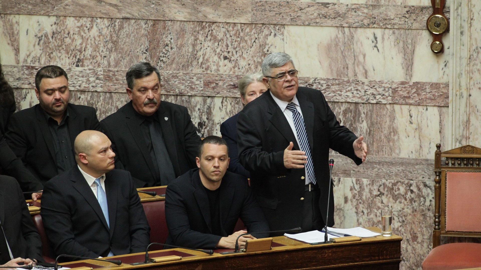 Παραδίδονται ένας-ένας οι χρυσαυγίτες