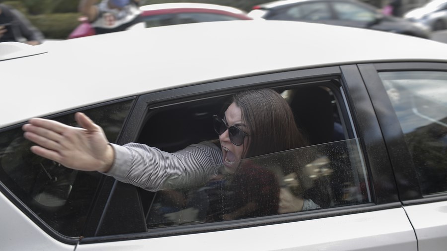 Μιχαλολιάκος: Προκλητικό σόου από την κόρη του – Βρισιές από υποστηρικτές του – ΒΙΝΤΕΟ