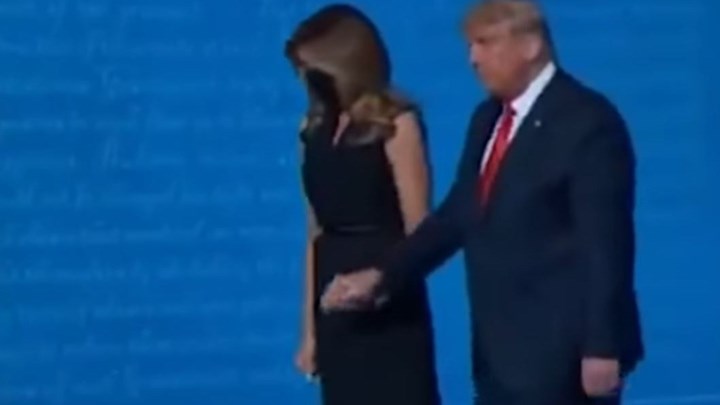 Νέο “χτύπημα” από τη Μελάνια: Αρνήθηκε ξανά να κρατήσει το χέρι του Τραμπ – ΒΙΝΤΕΟ