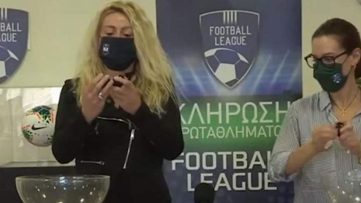 Επικό βίντεο: Ξεκίνησαν την κλήρωση της Football League με ένα μπαλάκι λιγότερο και το έβαλαν μετά