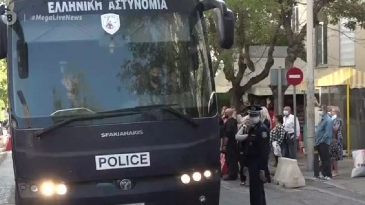 Χρυσή Αυγή: Η στιγμή που η κλούβα με το “διευθυντήριο” αναχωρεί από τη ΓΑΔΑ