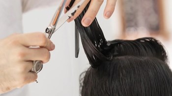 Ανοιχτά τα κομμωτήρια και στις “κόκκινες” περιοχές – Ποιες άλλες επιχειρήσεις θα λειτουργούν