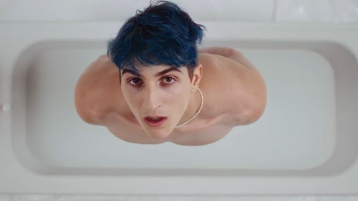 Αυτός είναι γιος του Πάριου και της Αλιμπέρτη – Το πρώτο του τραγούδι