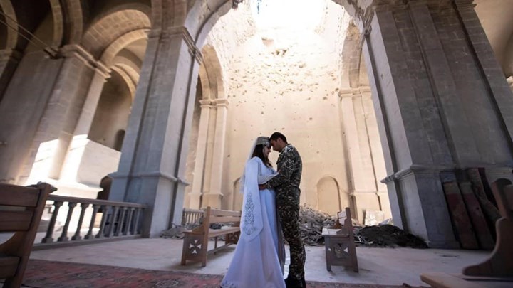 Ναγκόρνο Καραμπάχ: Γάμος μέσα στον βομβαρδισμένο ναό του Σουσί – ΦΩΤΟ
