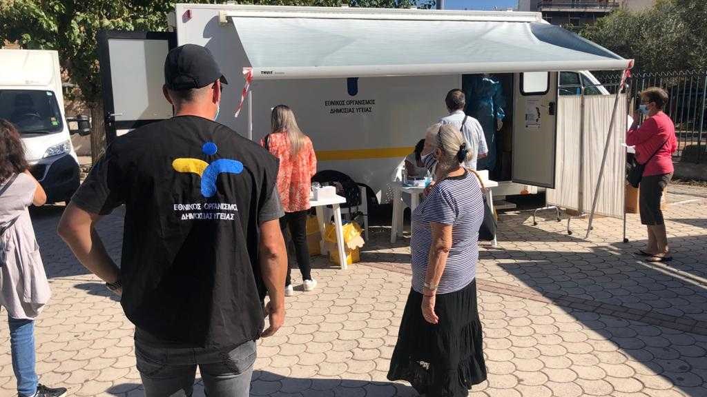 Κορονοϊός-Αθήνα: Rapid test σε πολίτες στην πλατεία Αγίου Ιωάννη – Στα 33 έτη η μέση ηλικία των κρουσμάτων