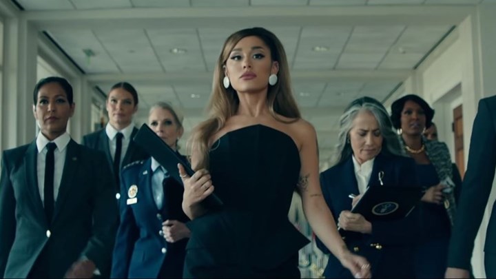 Αριάνα Γκράντε: “Έγινε” η  πρώτη γυναίκα πρόεδρος των ΗΠΑ λίγες ημέρες πριν τις εκλογές – ΒΙΝΤΕΟ