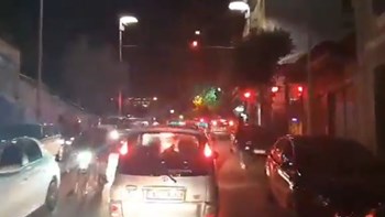 Πάτρα: Κυκλοφοριακό χάος τα μεσάνυχτα – Ηχητικά σήματα από τα περιπολικά και επεισόδιο σε πλατεία