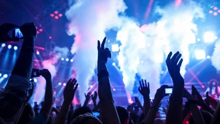 Επεισοδιακό “ντού” της αστυνομίας σε κλαμπ που λειτουργούσε μετά τα μεσάνυχτα