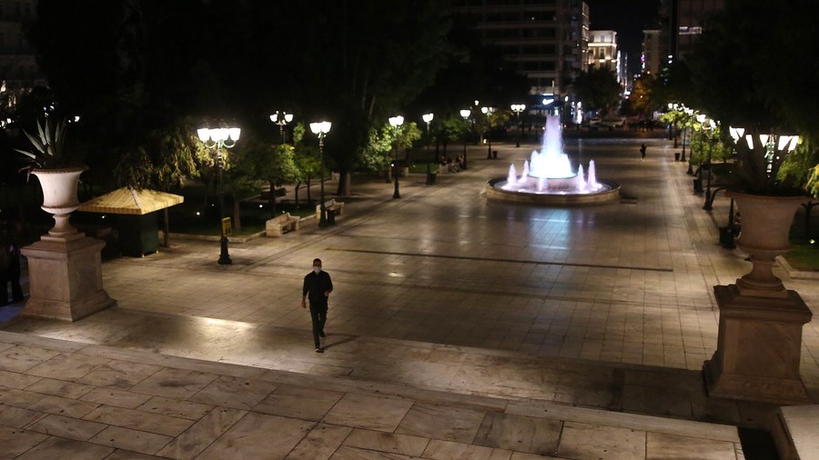 Εικόνες περιόδου lockdown στην Αθήνα το Σαββατόβραδο – Ερημιά σε Μοναστηράκι και Σύνταγμα – ΦΩΤΟ