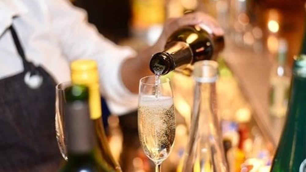 Διασκέδαζαν κρυφά σε κλαμπ στο Μπουρνάζι – Έφοδος της αστυνομίας και συλλήψεις