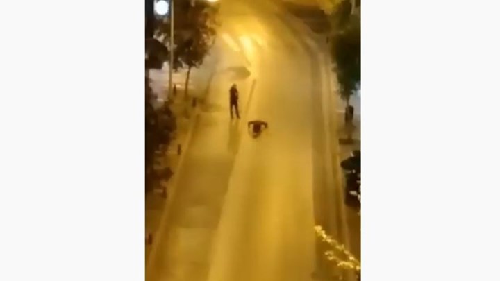 Κοζάνη: Νόμιζε πως δεν τον βλέπει κανείς – Τι έκανε ένας νέος στη μέση του δρόμου – ΒΙΝΤΕΟ