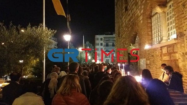 Θεσσαλονίκη: Τρομερός συνωστισμός έξω από τον Άγιο Δημήτριο – ΦΩΤΟ – ΒΙΝΤΕΟ
