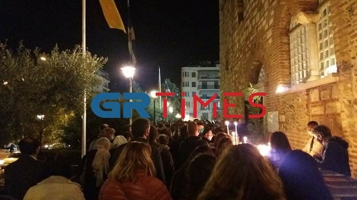 Θεσσαλονίκη: Τρομερός συνωστισμός έξω από τον Άγιο Δημήτριο – ΦΩΤΟ – ΒΙΝΤΕΟ