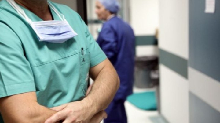 Κορονοϊός: Θετικοί 18 εργαζόμενοι σε νοσοκομεία – “Αισθάνθηκα ότι πάω στη Σπιναλόγκα”