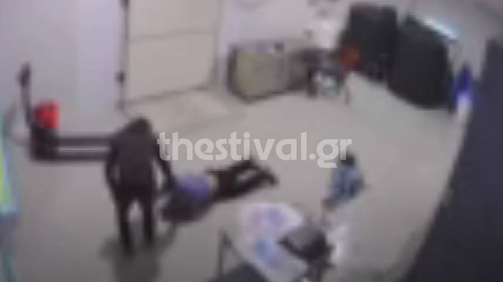 Θεσσαλονίκη: Θρασύτατη ληστεία στη Νικόπολη – Οι δράστες σέρνουν τον υπάλληλο – ΒΙΝΤΕΟ