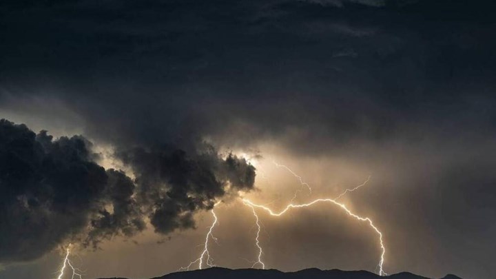 Κακοκαιρία “Κίρκη”: Καταιγίδες, θυελλώδεις άνεμοι και αφρικανική σκόνη – Πότε και πού θα “χτυπήσει”