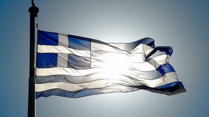 Θεσσαλονίκη: Κρέμασε σημαία 20 τ.μ. στο μπαλκόνι του – ΦΩΤΟ