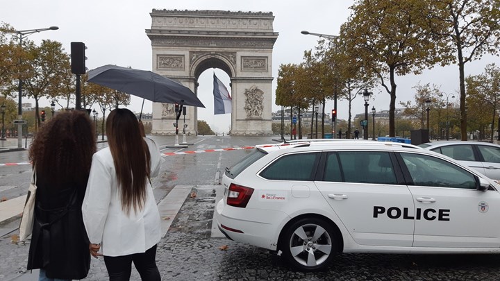 ΕΚΤΑΚΤΟ-Συναγερμός στο Παρίσι: Εκκενώθηκε η Αψίδα του Θριάμβου έπειτα από τηλεφώνημα για βόμβα