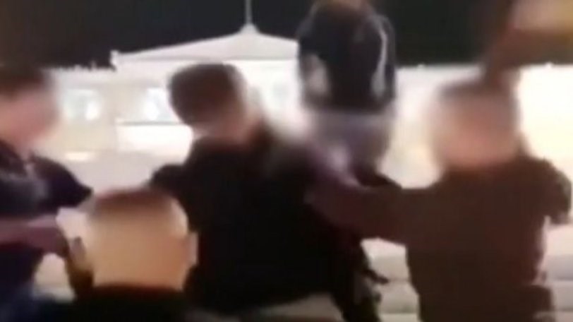 ΒΙΝΤΕΟ σοκ: Ανήλικοι χτυπούν ανελέητα συνομίληκό τους στο Σύνταγμα για να του κλέψουν το κινητό
