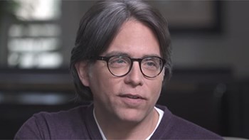 ΗΠΑ: 120 χρόνια φυλακή για τον “γκουρού” που μετέτρεπε τις γυναίκες οπαδούς του σε σκλάβες