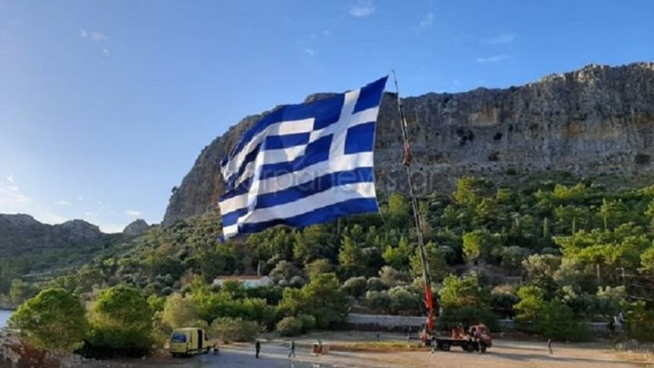Καστελλόριζο: Κρητικός ύψωσε με γερανό ελληνική σημαία 745 τετραγωνικών μέτρων – ΒΙΝΤΕΟ