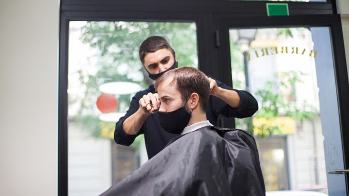 Γαλλία: Χαμός στα κομμωτήρια πριν από την εφαρμογή του lockdown