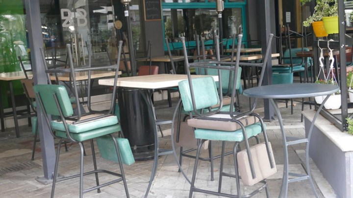Κορονοϊός: Κλειστά καταστήματα και άδειοι δρόμοι στη Λάρισα – Ουρές έξω από τις τράπεζες – ΦΩΤΟ