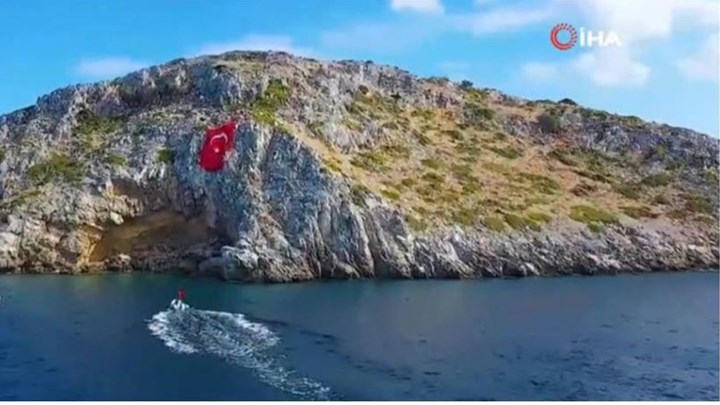 Νέο σόου των Τούρκων: Ύψωσαν τεράστια τουρκική σημαία απέναντι από τα Ίμια – ΒΙΝΤΕΟ