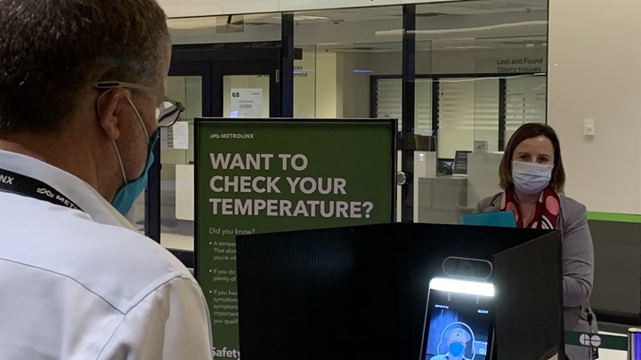 Κορονοϊός: Επαναστατικό τεστ ετοιμάζει η Οξφόρδη – Θα μοιάζει με ακυρωτικό μηχάνημα εισιτηρίων