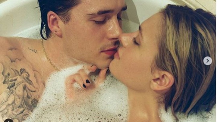 Μπρούκλιν Μπέκαμ – Νίκολα Πελτζ: Γυμνοί στην μπανιέρα για την επέτειό τους – ΦΩΤΟ